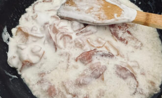 Спагетти со сметаной на сковороде для соуса