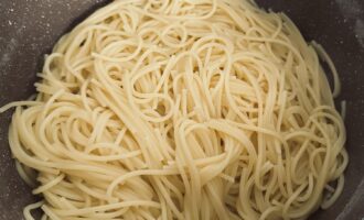 Отваренные спагетти для карбонары без яиц
