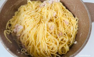 Спагетти, перемешанные с соусом карбонары без яиц