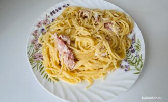 Готовая карбонара без яиц на сметане перед подачей