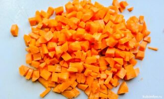 Нарезанная морковь для картофеля с фасолью