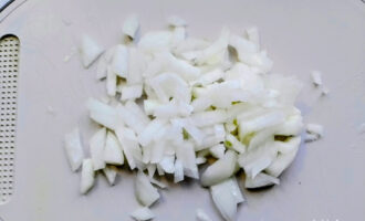Нарезанный лук для приготовления картофеля с фасолью