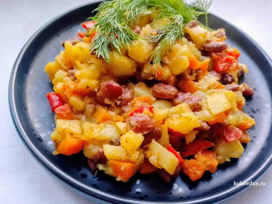 Картофель с фасолью и овощами на тарелке