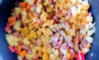 Картофель с фасолью со специями перед тушением