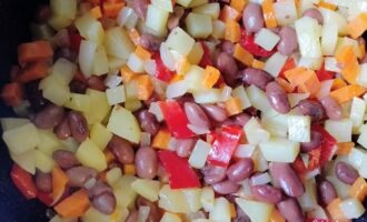 Добавление фасоли к картофелю с овощами