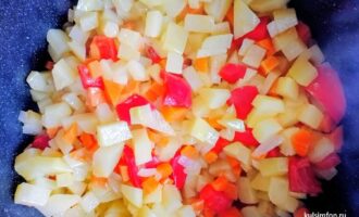 Соединение картофеля с овощами на сковороде