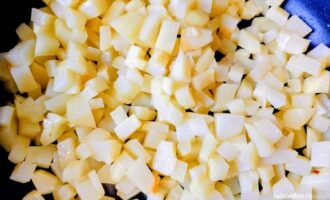 Обжаривание картофеля до легкого золотистого оттенка