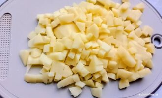 Нарезанный картофель для блюда картофель с фасолью