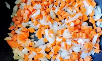 Пассерование лука и моркови на сковороде
