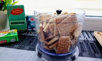 Печенье, подготовленное для измельчения в блендере