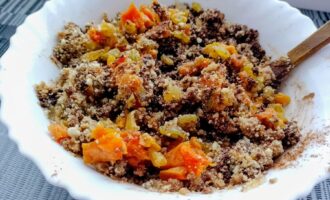 Добавление сухофруктов в шоколадную массу