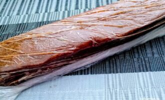 Сформированная кондитерская колбаска в пищевой пленке