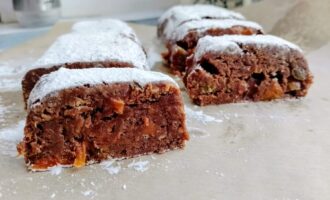 Нарезанная кондитерская колбаска из печенья с сухофруктами