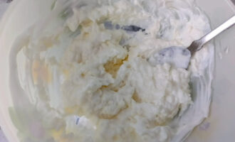 Сулугуни со сметаной для заливки куриного кекса