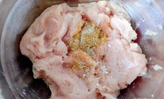Измельченное куриное филе со специями и солью для куриного кекса