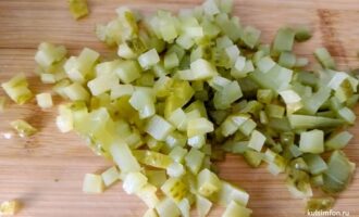 Маринованные огурцы нарезанные мелкими кубиками