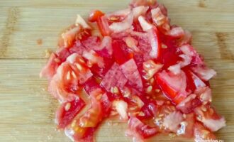 Помидор, нарезанный брусочками для куриного кекса