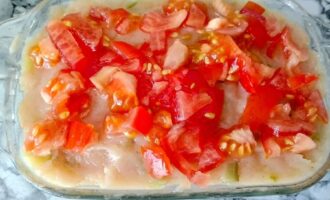 Куриный фарш с нарезанными помидорами перед запеканием