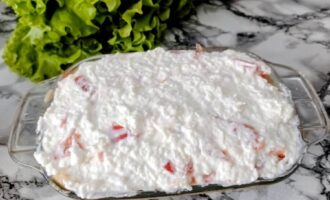 Куриный кекс перед запеканием в духовке под сырно-сметанной заливкой