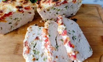 Куриный кекс с маринованными огурцами и сулугуни, нарезанный ломтиками