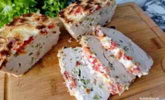 Куриный кекс с маринованными огурцами в разрезе