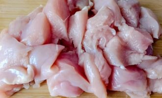 Куриное филе, нарезанное кусочками для приготовления куриного кекса