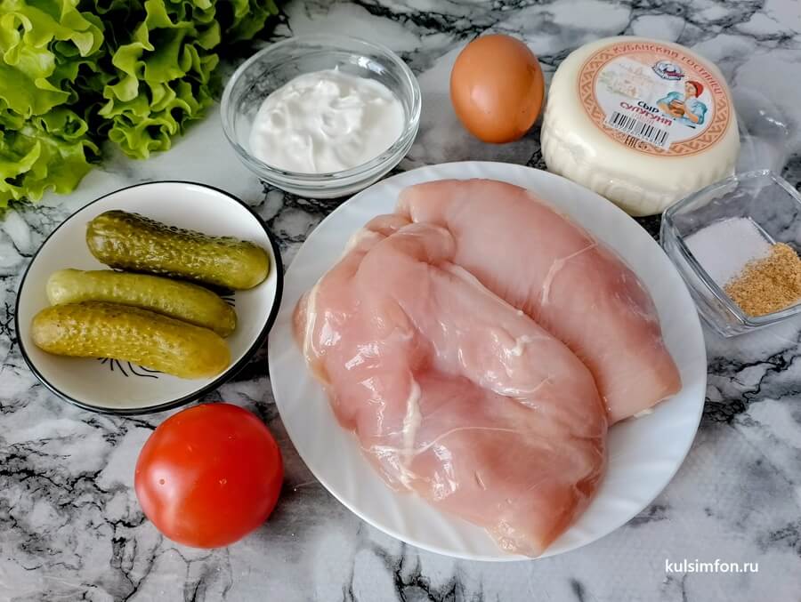 Ингредиенты для куриного кекса из филе с маринованными огурцами и сыром сулугуни