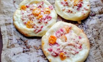 Домашние мини-пиццы из творожного теста после выпечки