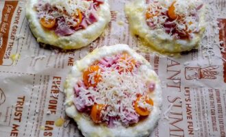 Смазывание бортиков мини-пицц взбитым желтком перед выпечкой