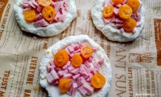 Мини-пиццы с ветчиной и томатами черри перед запеканием