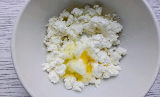 Творог и яйцо в миске для приготовления теста для мини-пицц