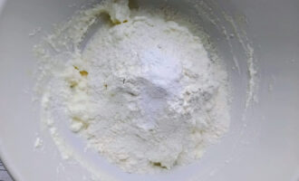 Творожное тесто с тертым сыром, перемешанное до однородности