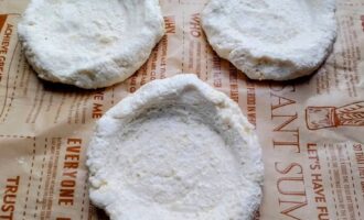 Формирование основ для мини пицц из творожного теста на пергаменте