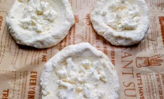 Основы для мини пицц с намазанным творожным сыром