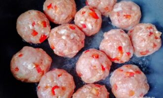 Обжаривание мясных котлет на сковороде