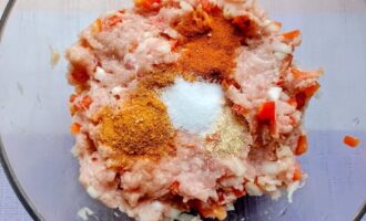 Добавление специи и соли в фарш для котлет