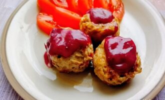 Подача котлет с болгарским перцем и брусничным соусом