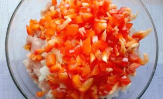 Фарш с луком и болгарским перцем в миске