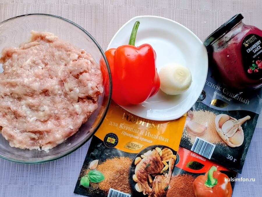 Мясной фарш, болгарский перец, лук и брусничный соус для котлет