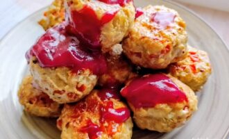 Мясные котлеты с болгарским перцем под брусничным соусом на тарелке