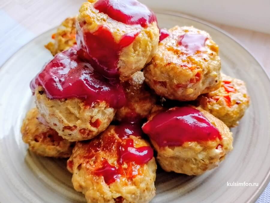 Мясные котлеты с болгарским перцем под брусничным соусом на тарелке