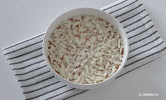 Натертые яичные белки для следующего слоя слоеного салата