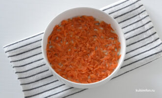 Натертая отварная морковь для третьего слоя салата