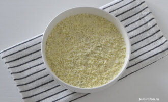 Натертые яичные желтки для завершающего слоя салата