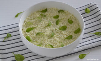 Слоеный салат со скумбрией и овощами, украшенный свежей зеленью