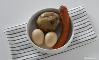 Картофель, морковь и яйца для салата перед варкой