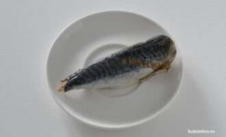 Отварная скумбрия на тарелке перед разделкой