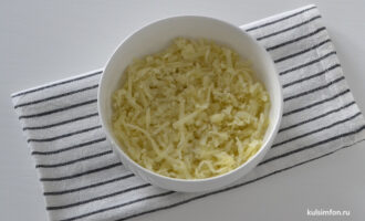 Натертый отварной картофель для первого слоя салата