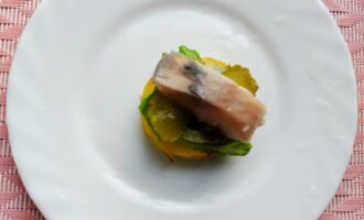 Формирование закуски с кусочком сельди
