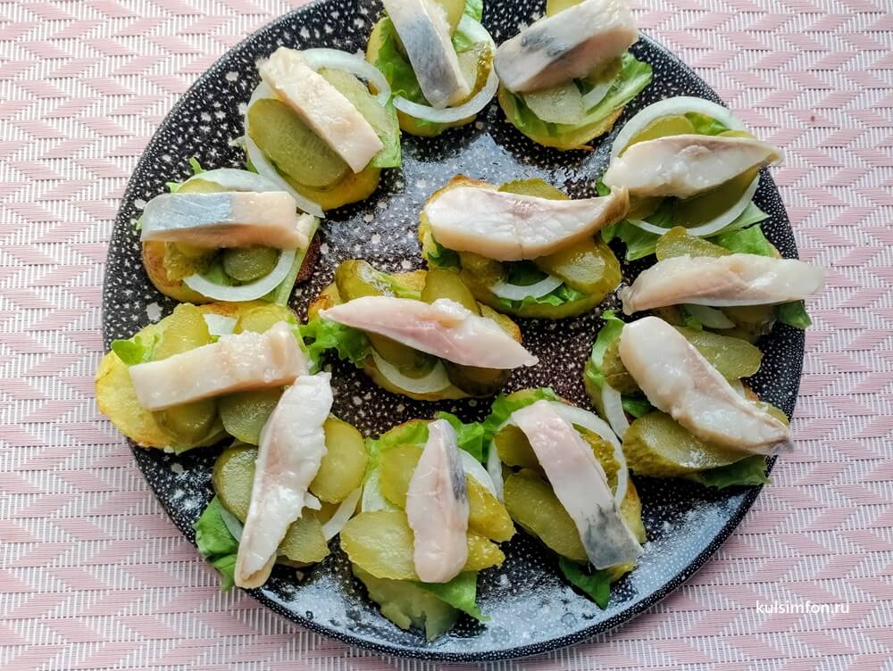 Закуска с сельдью и картофелем на тарелке